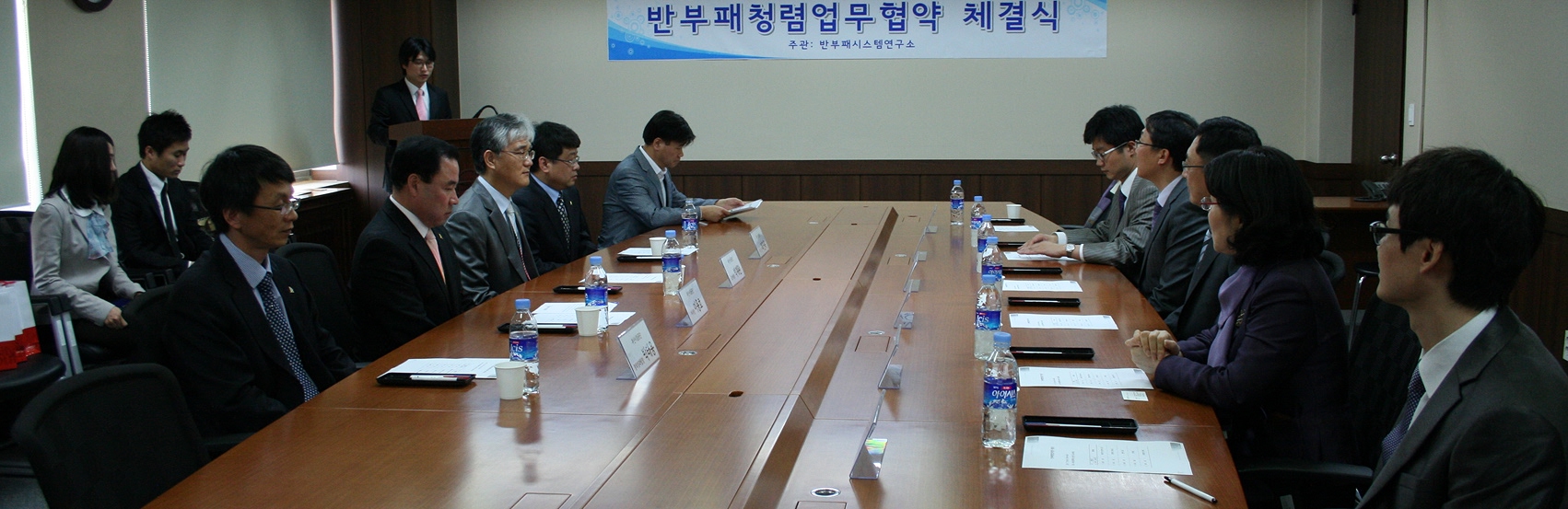 반부패 제도와 시책들을 연구하기 위해, 2000년 서울시립대학교에 설치된 <br>
서울특별시 시책연구소로서 국내 유일의 반부패관련 연구기관입니다.